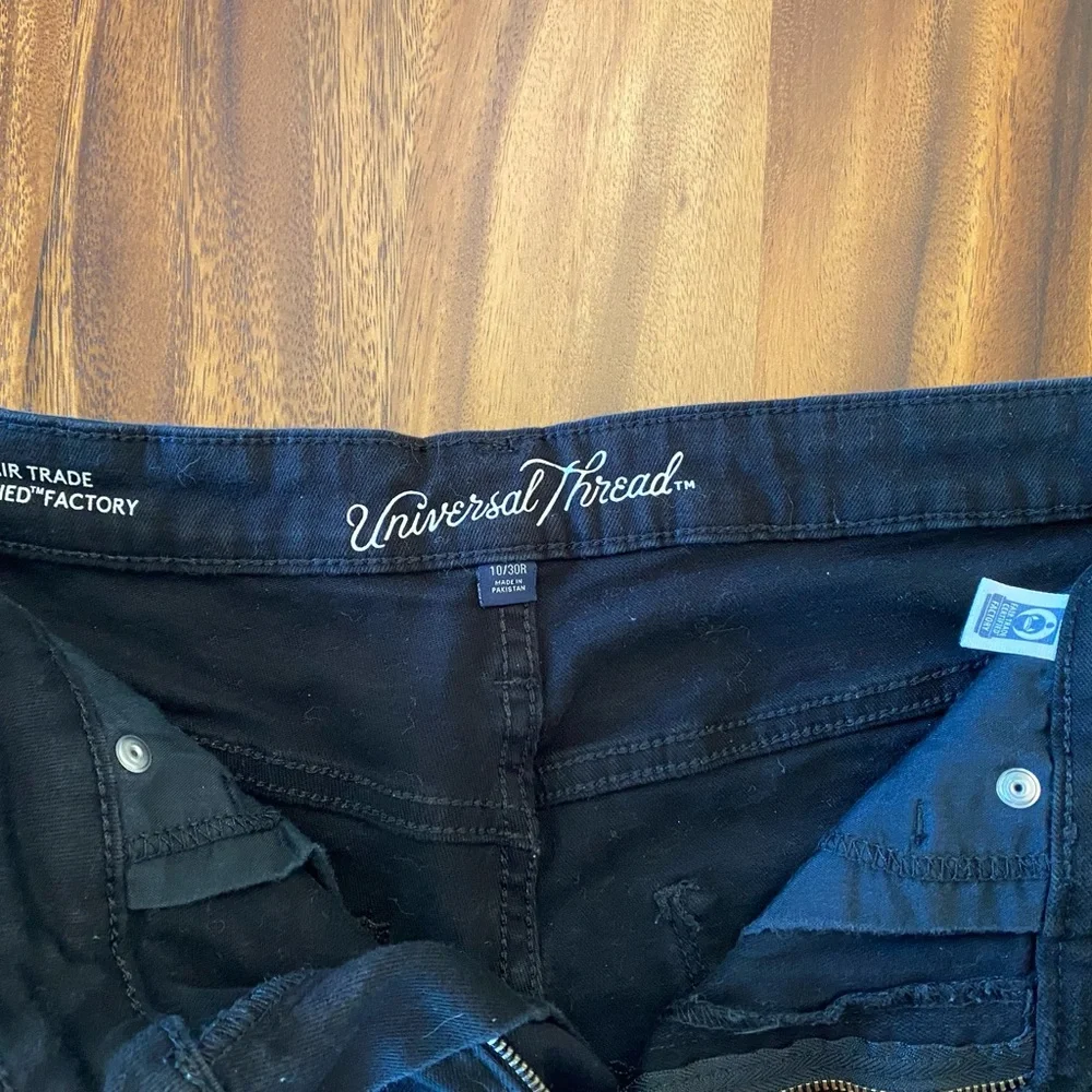 Universal Thread Women's Burgundy and Black Shorts - Picture 2 of 9